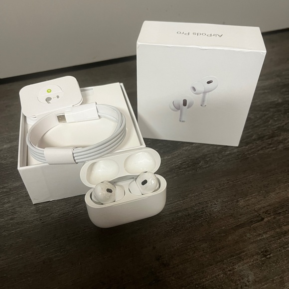 Apple White Wireless Earbuds with Charging Case